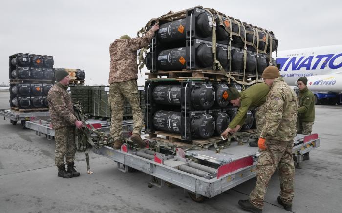 Ukraiņu karavīri saņem ASV sūtītos “Javelin”
