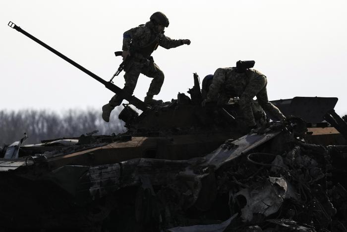 Ukraiņu karavīri pārbauda Bučā iznīcināto krievu kara tehniku / AP / Scanpix