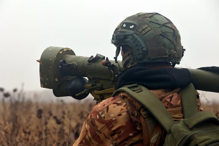 Ukrainas nacionālās gvardes karavīrs ar pārnēsājamo pretgaisa aizsardzības raķeti / Vyacheslav Madiyevskyi/UK/SIPA / Scanpix