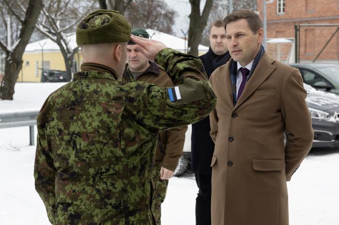 Igaunijas aizsardzības ministrs ar Igaunijas karavīru.