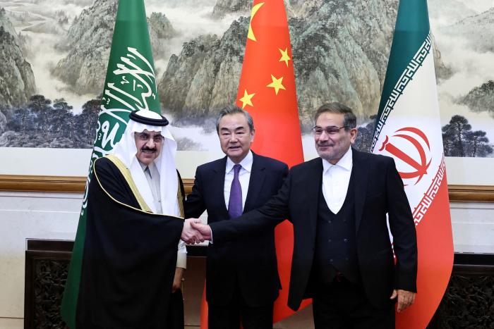 Ķīnas Centrālās ārlietu komisijas biroja direktora Van Ji,  Irānas Augstākās Nacionālās drošības padomes sekretāra Ali Šamhani un Saūda Arābijas nacionālās drošības padomnieka Musāds bin Mohammeds Al Aibans tikšanās Pekinā.