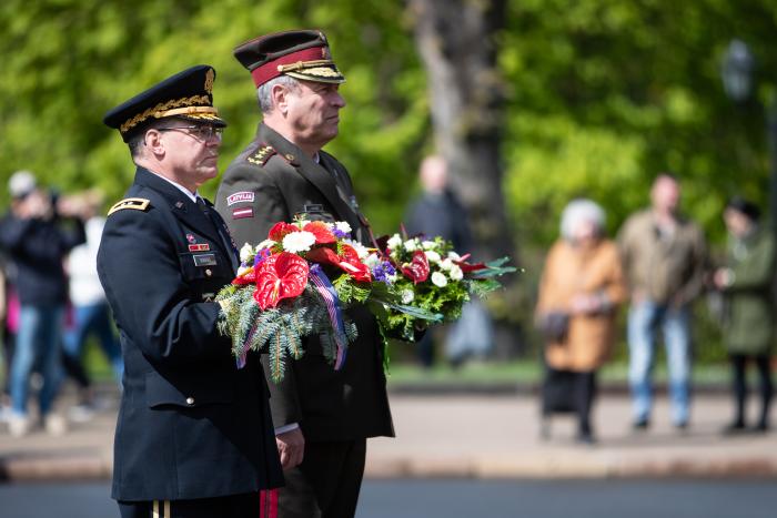 NBS komandieris ģenerālleitnants Leonīds Kalniņš un Mičiganas Nacionālās gvardes komandieris ģenerālmajors Pols Rodžerss (Paul Rogers) noliek ziedus pie Brīvības pieminekļa Rīgā