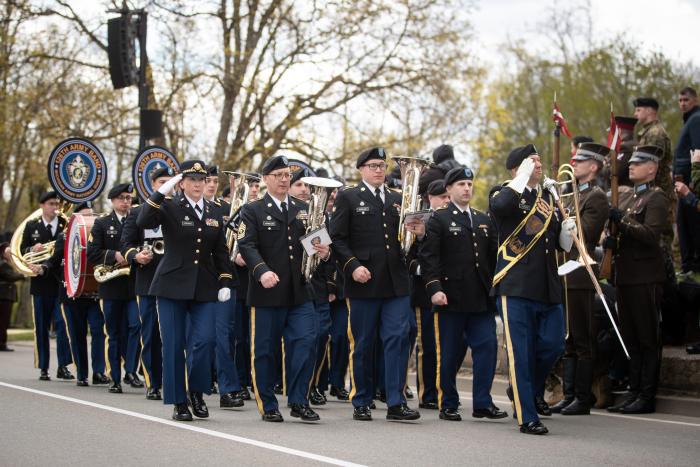 Mičiganas Nacionālās gvardes 126.armijas orķestris 4.maija Brīvības svētku militārajā parādē Alūksnē.