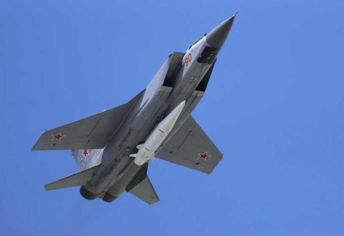 “MiG 31K” aprīkots ar hiperskaņas raķeti “Kh-47 Kinzhal”