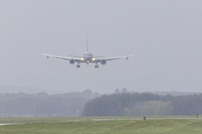 Foto: Losimutas gaisa spēku bāzē ierodas Itālijas gaisa spēku tankkuģis KC-767/ Lielbritānijas Karaliskie gaisa spēki.