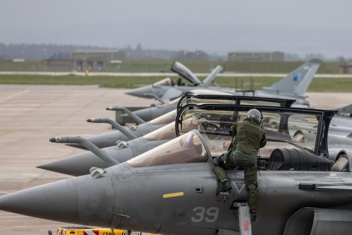 Foto: Francijas Jūras spēku lidmašīnas "Rafael" M līdzās Lielbritānijas Karalisko gaisa spēku iznīcinātājiem "Typhoon"Losimutas bāzē / Lielbritānijas Karaliskie gaisa spēki.