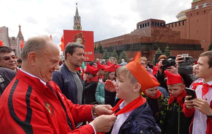 Krievu skolēnu uzņemšanas ceremoniju pionieros Maskavas Sarkanajā laukumā apmeklē Genādijs Zjuganovs. 