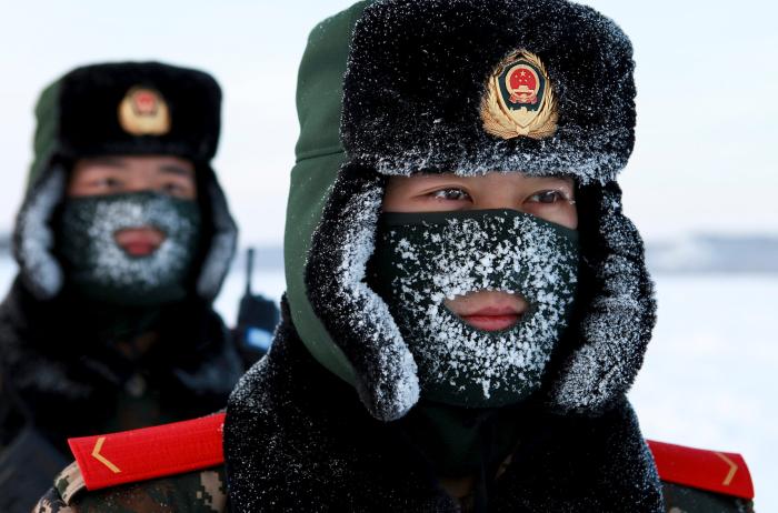 Ķīnas paramilitārās policijas robežsargi trenējas sniegā Mohes apgabalā Ķīnas ziemeļaustrumu Heilundzjanas provincē uz robežas ar Krieviju.