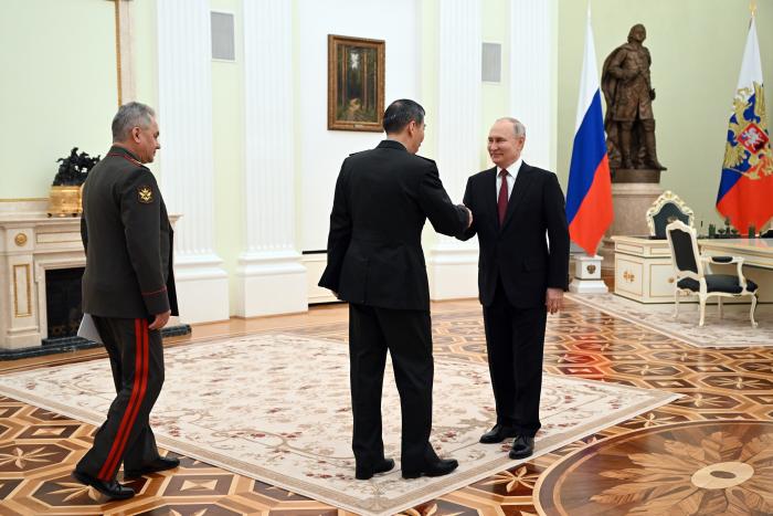 Ķīnas aizsardzības ministrs Li Šanfs, tiekoties ar agresorvalsts Krievijas diktatoru - kara noziedznieku Vladimiru Putinu