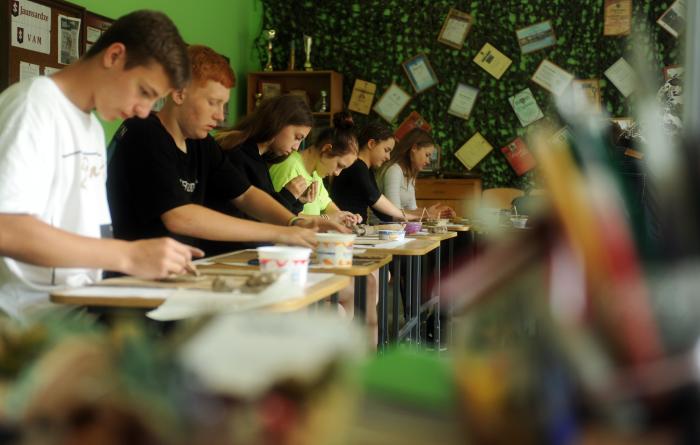  Ukrainas jaunieši apgūst keramikas prasmes