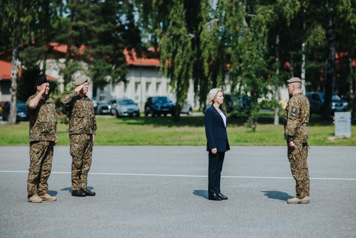 Aizsardzības ministre Ināra Mūrniece apmeklē valsts aizsardzības dienesta pirmā iesaukuma karavīru zvēresta došanas pasākumu