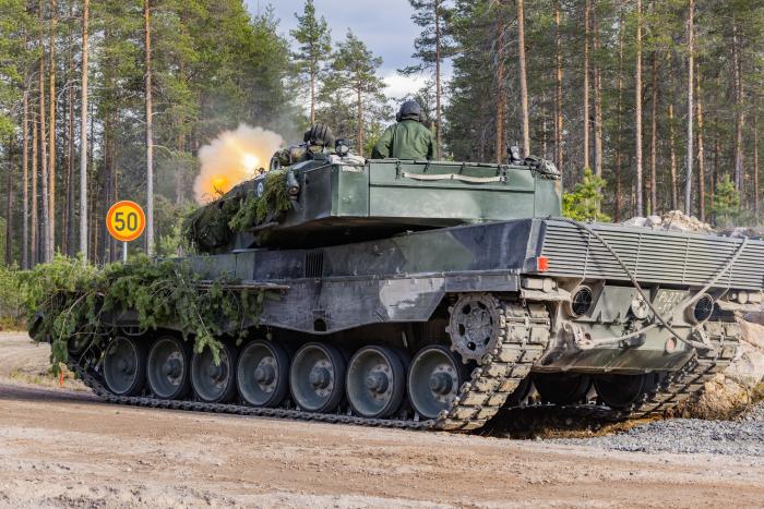 Somijas armijas kaujas tanks Leopard 2A6 piedalās mācībās