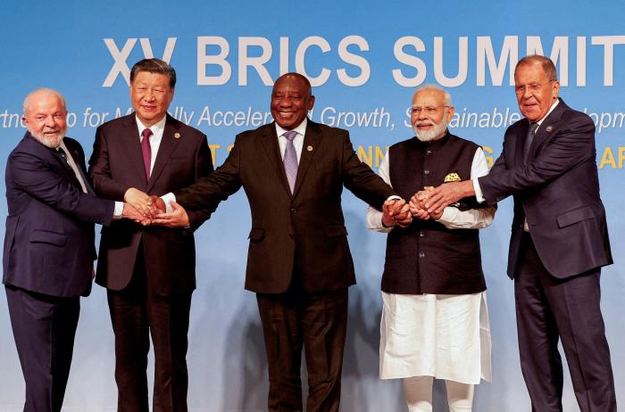  Brazīlijas prezidents Luiss Inacio Lula da Silva, Ķīnas prezidents Sji Dzjiņpins, Dienvidāfrikas prezidents Sirils Ramafosa, Indijas premjerministrs Narendra Modi un Krievijas ārlietu ministrs Sergejs Lavrovs 2023. gada BRICS valstu samita laikā.