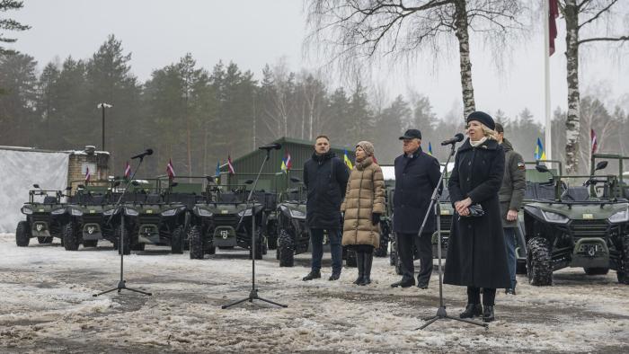 Aizsardzības ministre Ināra Mūrniece piedalās dāvinājuma nodošanā Ukrainas karavīriem