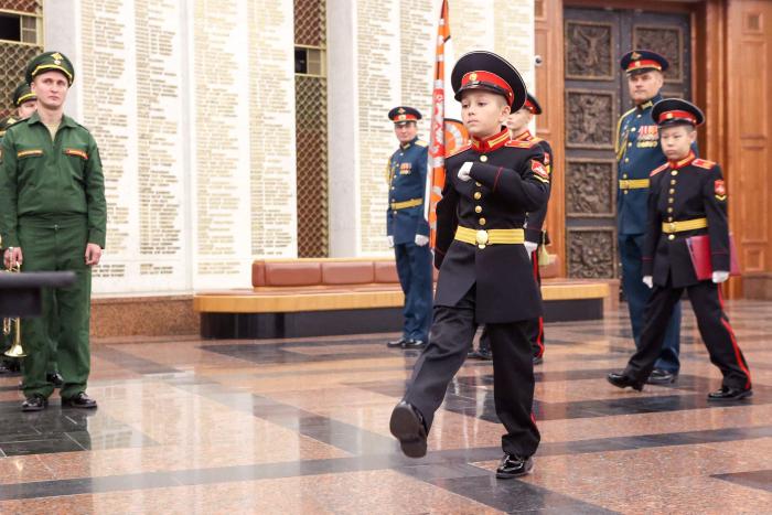 Krievu bērni uniformās piedalās pasākumā Lielā Tēvijas Kara muzejā