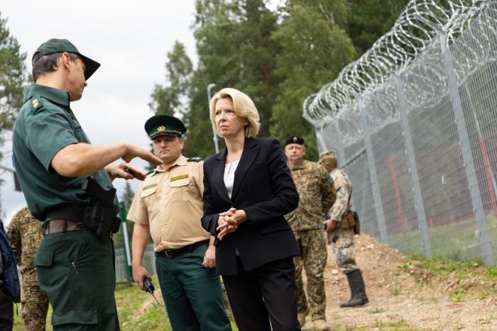 Aizsardzības ministre Ināra Mūrniece apmeklē Latvijas Austrumu robežu