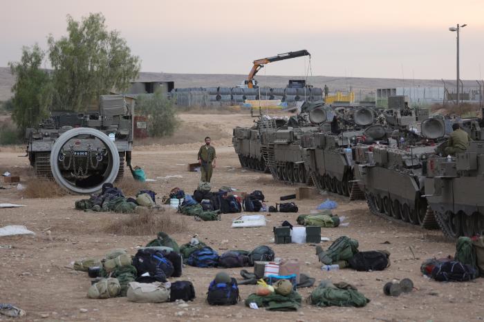 Izraēlas armija iesaukusi 300 000 rezervistu