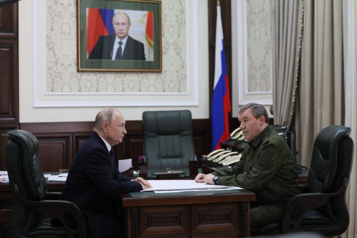 Divi kara noziedznieki: agresorvalsts Krievijas diktators Vladimirs Putins un šīs valsts bruņoto spēku ģenerālštāba priekšnieks ģenerālis Valērijas Gerasimovs