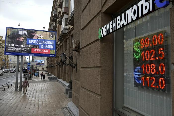 Valūtas maiņas punkts agresorvalsts Krievijas galvaspilsētā Maskavā / AP / Scanpix