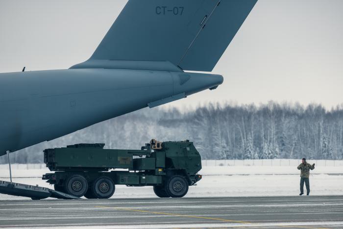 A400M militārās kravas lidmašīnas nosēšanās Lielvārdē / Foto: srž. Ēriks Kukutis / Aizsardzības ministrija