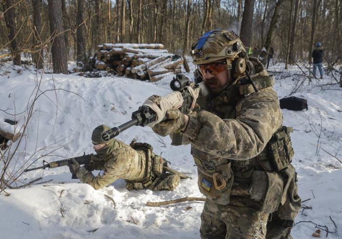 Ukrainas karavīrs pamatapmācības kursā / Foto: EPA/Scanpix