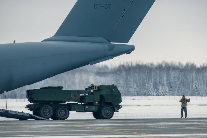 "A400M" militārās kravas lidmašīnas nosēšanās Lielvārdē / Foto: srž. Ēriks Kukutis/Aizsardzības ministrija