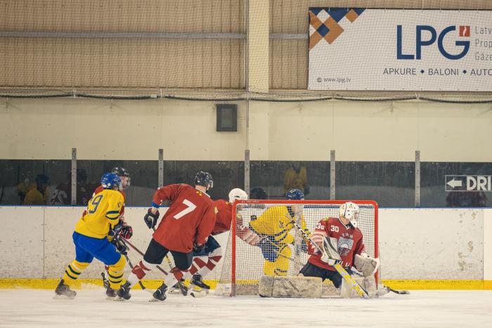 Zviedrijas un Latvijas karavīru hokeja spēle / Foto: NBS Sporta klubs / Facebook