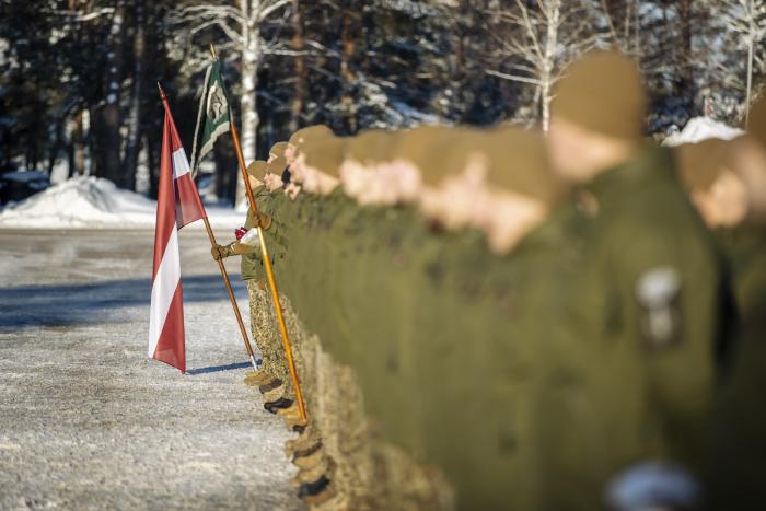 Aizsardzības ministrs pavada Latvijas karavīrus uz Kosovu