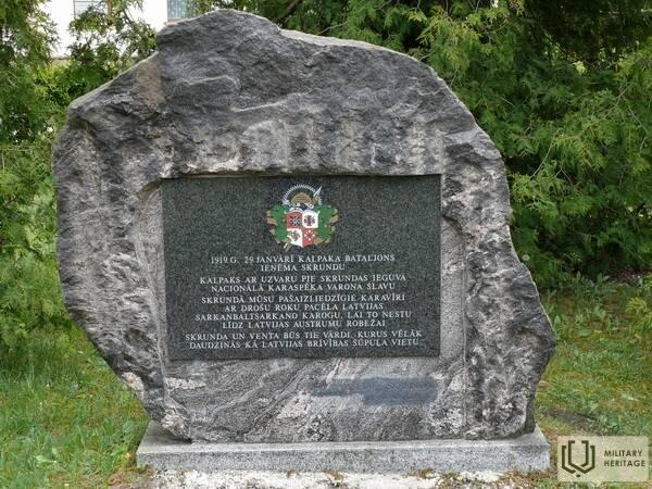 2005. gadā uzstādītais piemiņas akmens par godu pulkveža Oskara Kalpaka vadītā karaspēka uzvarai pār lieliniekiem Skrundas kaujā