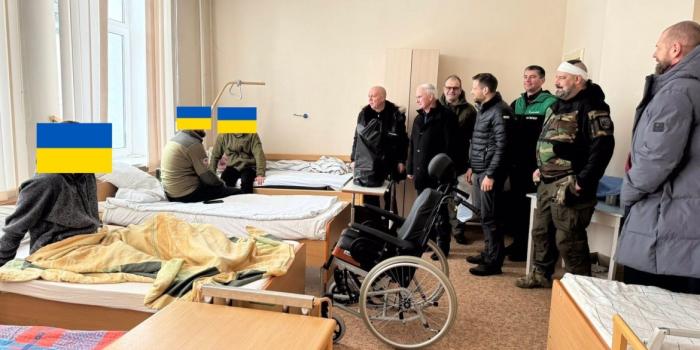 Latvijas delegācija apciemo Ukrainas karavīrus slimnīcā