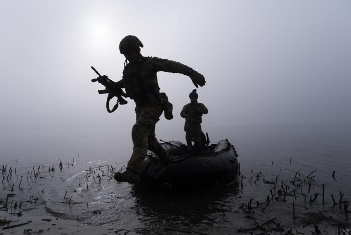 Ukrainas karavīrs ar laivu pārpeldējis pāri Dņepras upei / Foto: AP/Scanpix