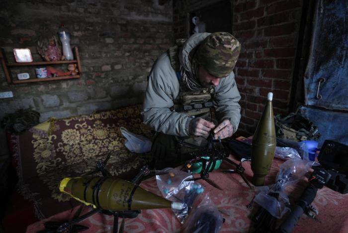 Ukraiņu karavīrs sagatavo dronus