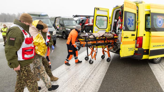 Gaisa spēku mācībās Lielvārdē trenē glābšanas dienestu sadarbību lidaparāta avārijas gadījumā