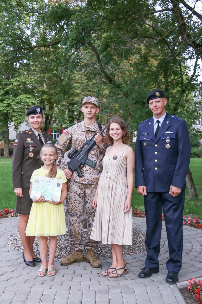 Dēls Kristaps deva karavīra zvērestu un kļuva par NBS rezerves karavīru 2019.gadā. Fotogrāfijā (no kreisās) Antoņina, meita Madara, dēls Kristaps un viņa draudzene Renāte, vīrs Lauris