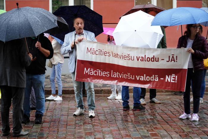 Protests pret latviešu valodu kā vienīgo mācību valodu
