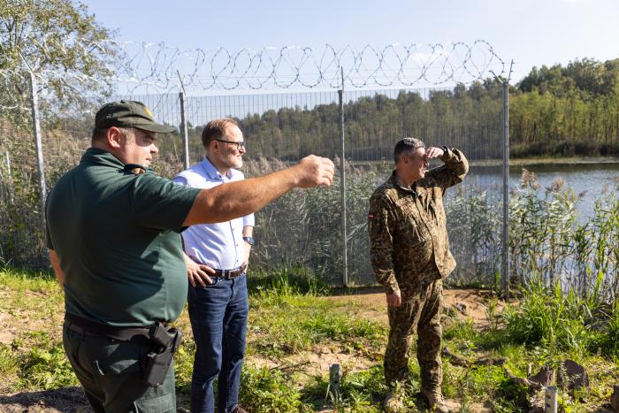 Aizsardzības ministrs Andris Sprūds un Nacionālo bruņoto spēku komandieris ģenerālleitnants Leonīds Kalniņš vizītē pie Latvijas austrumu robežas