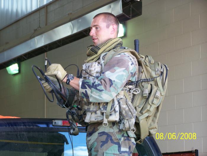 E. Svenčs taktiskajās mācībās ASV, Mičiganas štatā; gatavojoties iznīcinātāju lidmašīnu atbalsta kontrolēm, 2008.gads 