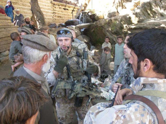 E. Svenčs patruļas laikā, sarunājoties ar ciema vecāko, Nuristānas province, Afganistānā, 2009.gads