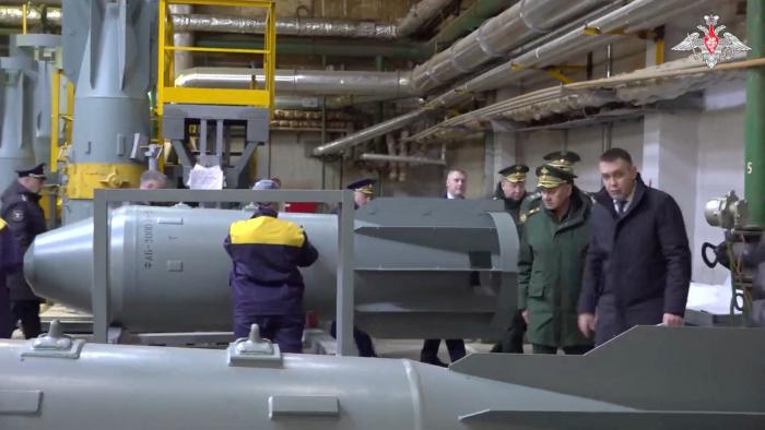 Krievijas Aizsardzības ministra Sergeja Šoigu vizīte militārajā rūpnīcā/Foto: Reuters/Scanpix 
