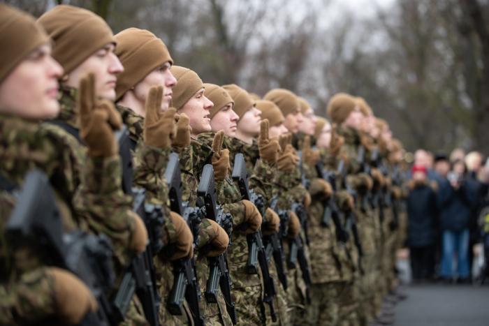 Nacionālo bruņoto spēku Štāba bataljona valsts aizsardzības dienesta iesaukuma karavīri pie Brīvības pieminekļa/Foto: Gatis Dieziņš/Aizsardzības ministrija