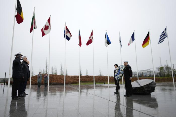 vainaga nolikšana, pieminot kritušos NATO dalībvalstu karavīrus
