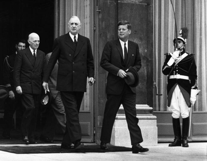 Prezidents Džons F. Kenedijs un Šarls de Golls sarunu noslēgumā Elizejas pilī, 1961.