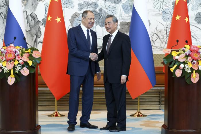 Krievijas ārlietu ministrs Sergejs Lavrovs ar Ķīnas ārlietu ministrs Vans Ji / Foto: AP/Scanpix
