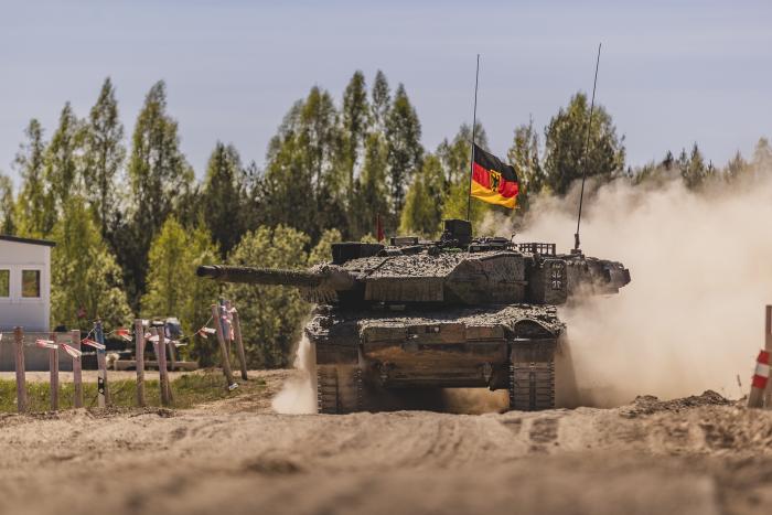 Vācu tankisti ar tanku "Leopard A2" mācībās "CAT 24"