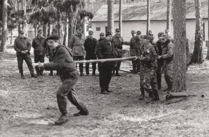 Zemessardzes 15. bataljona zemessargu apmācība ēku ieņemšanā ar pašdarinātām ierīcēm