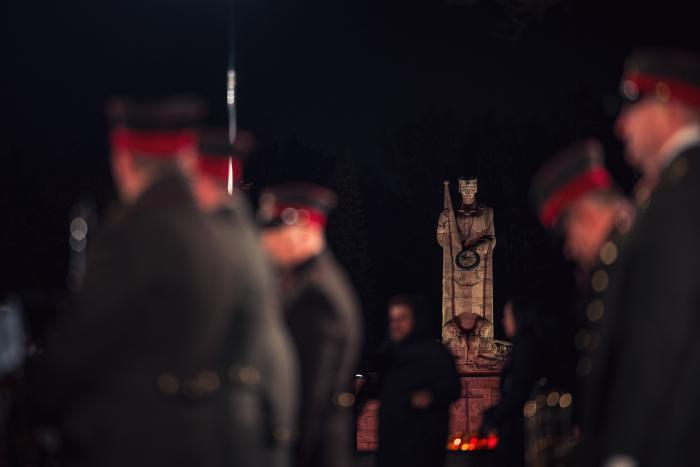 Foto: Neatkarības kara kritušajiem karavīriem veltītā vakara junda Rīgas Brāļu kapos / seržants Ēriks Kukutis / Aizsardzības ministrija