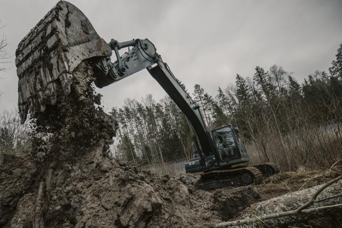 Turpinoties Austrumu robežas nostiprināšanas darbiem, Zemessardzes 3. Latgales brigādes inženieri sāk pārrakt ceļu un izvietot šķēršļus pie tā sauktā “draudzības kurgāna”