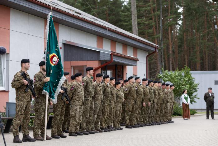 Zemessargi, kas ieradušies uz maiņas ceremoniju