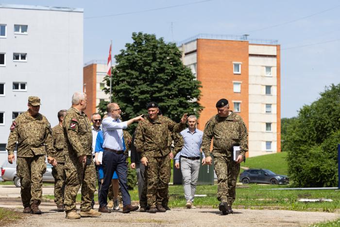Aizsardzības ministrs viesojas Lūznavā