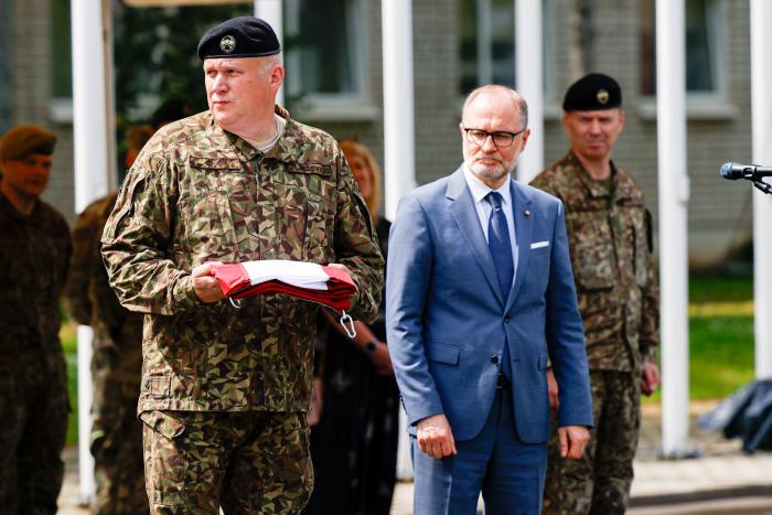 Ministrs pasniedzis karogu kontingenta komandierim